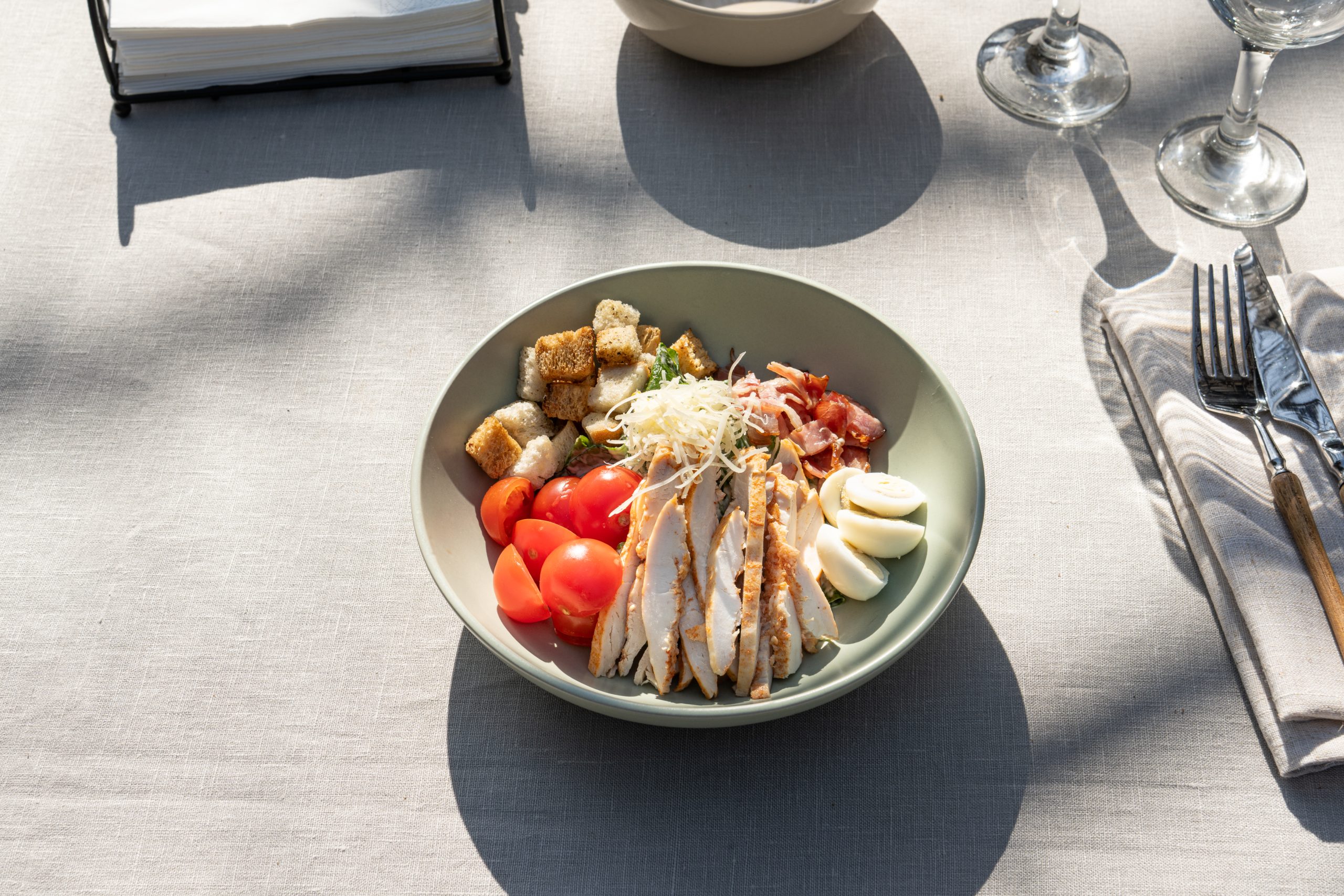 Salata Cezar pregătită proaspăt de Apetit Catering