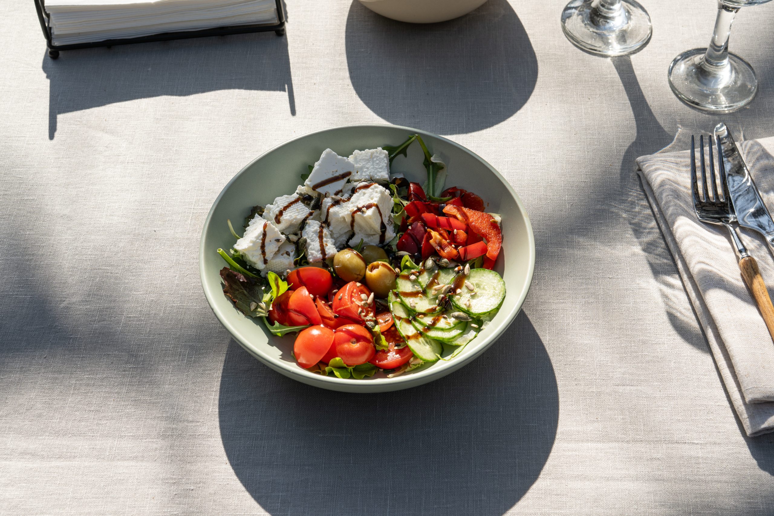 Salata greceasca cu telemea mixta pregătită proaspăt de Apetit Catering