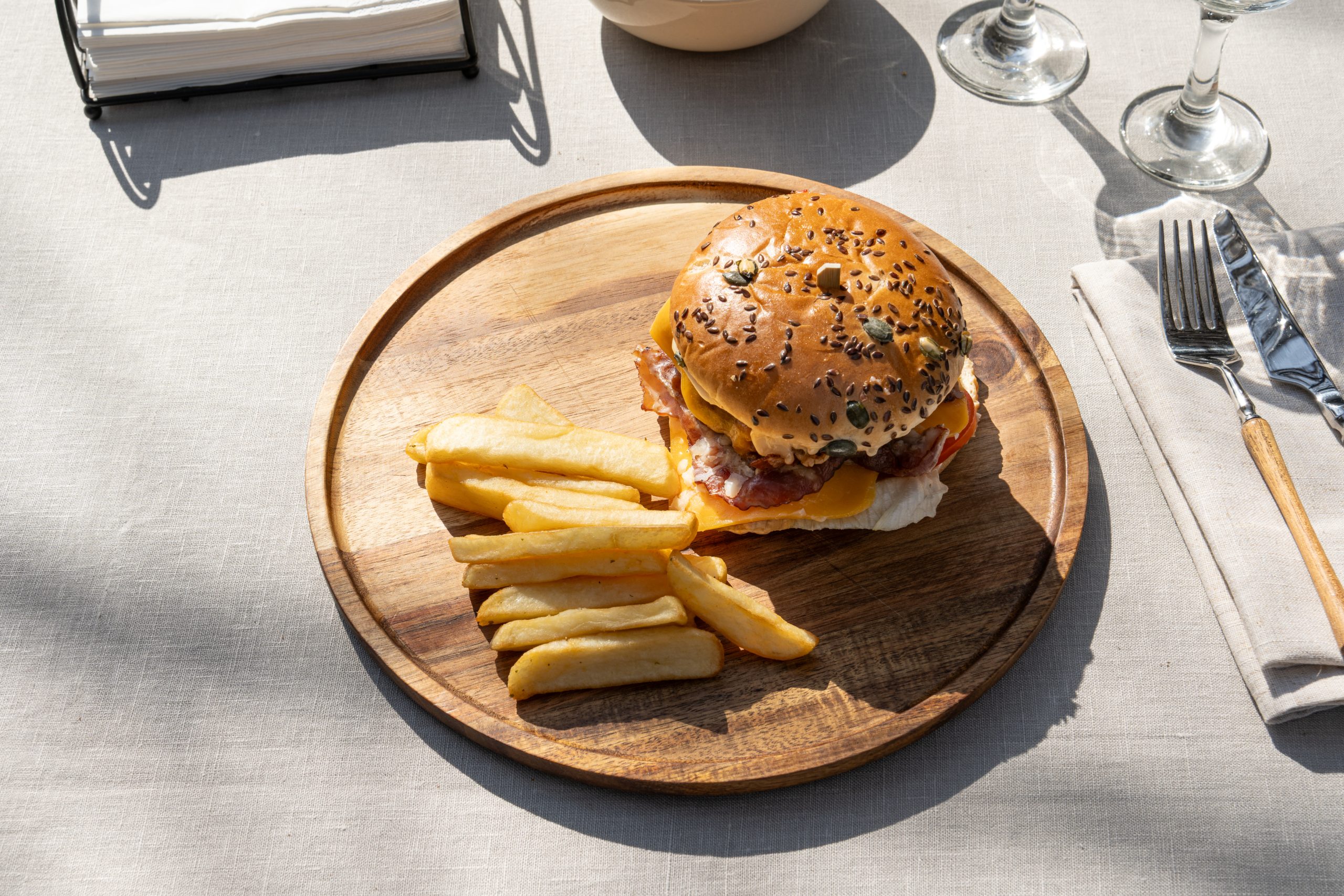 Burger de vita cu cartofi prajiti pregătiți proaspăt de Apetit Catering