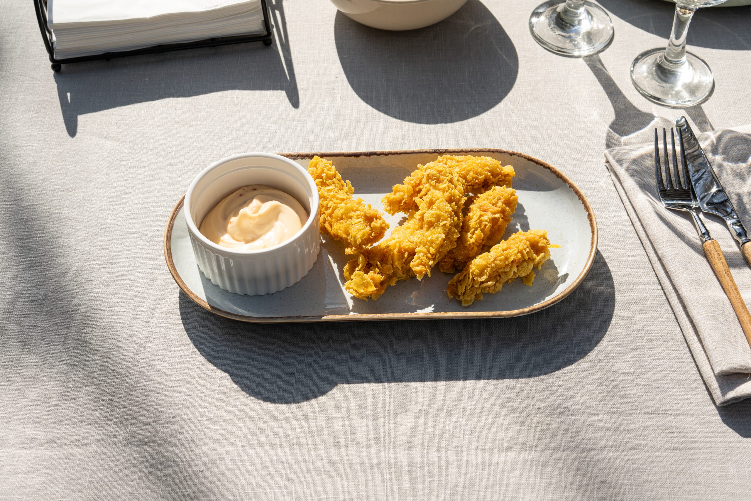 Crispy de pui Cluj cu sos spicy mayo Apetit Catering